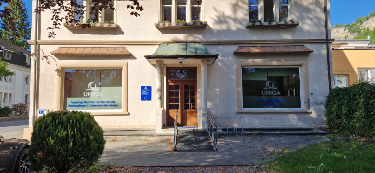 Der Eingang mit Kupferdach in der Graf-Maximilian-Straße 14