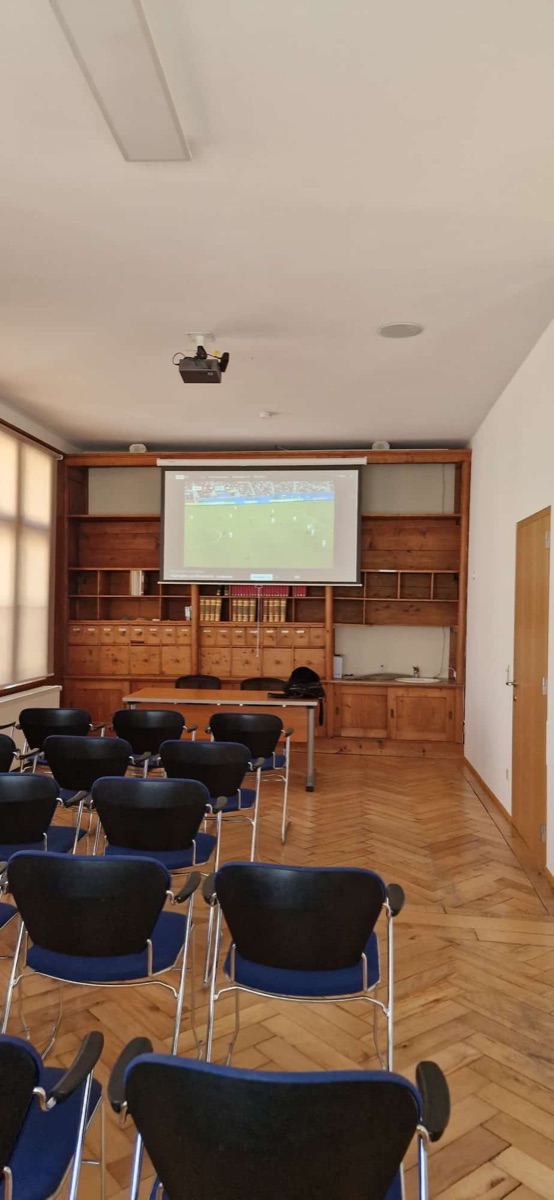 Blick durch den Seminarraum Richtung Leinwand