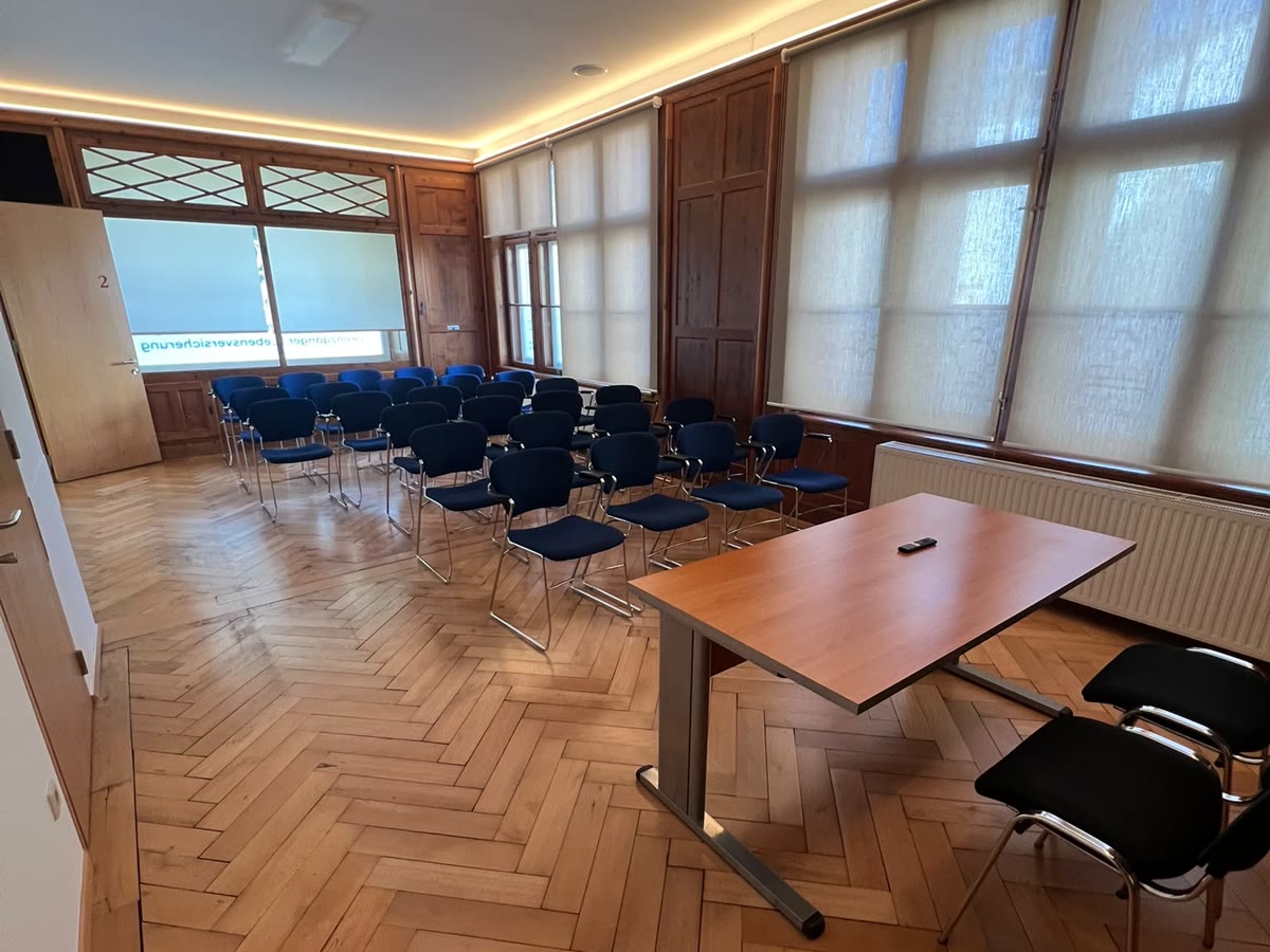 Der Seminarraum mit Blick zur Tür