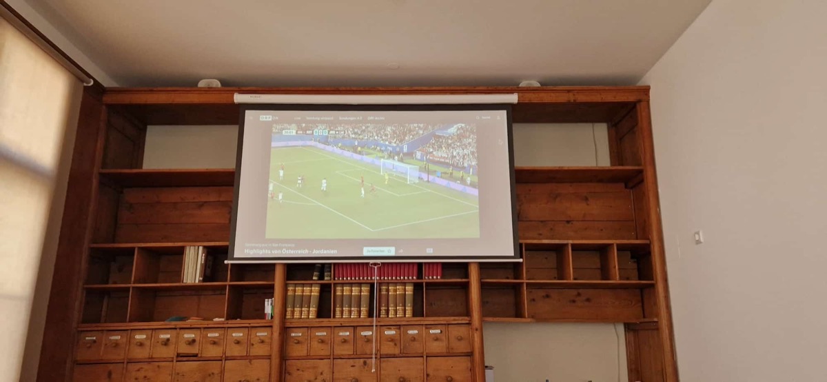 Leinwand in der historischen Bibliothekswand